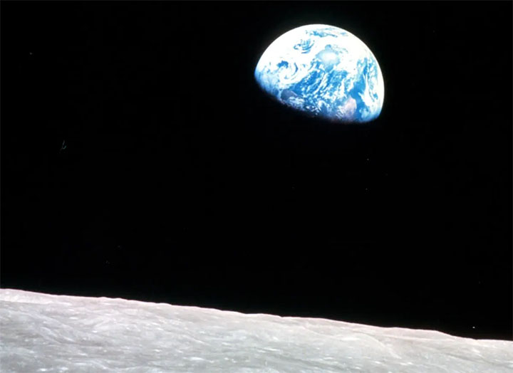 Maa tõus vaadatuna Kuult. Üks ikoonilisemaid pilte Maast, mille pildistas Apollo 8 missiooni ajal astronaut William Anders 1968. aasta jõululaupäeval. Ajakiri Life valis 2003. aastal foto "Maa tõus" inimkonda 20. sajandi jooksul kõige enam mõjutanud fotoks.