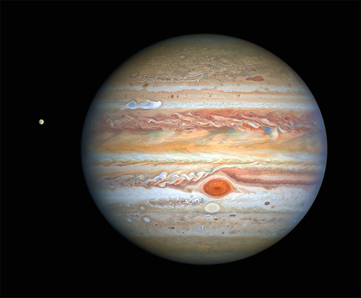 Jupiter. NASA. Hubble kosmoseteleskoobiga tehtud foto, millel on näha ka üks Jupiteri kuudest Europa (vasakul). Kokku on Jupiteri 80 kuni 95 kuud, olenevalt millist meetodit kasutatakse. Lisaks on fotol näha Suur Punane Laik, mis on vähemalt 300 aastat (sel ajast hakati Jupiteri teleskoopidega jälgima) kestev ülisuur torm. 
