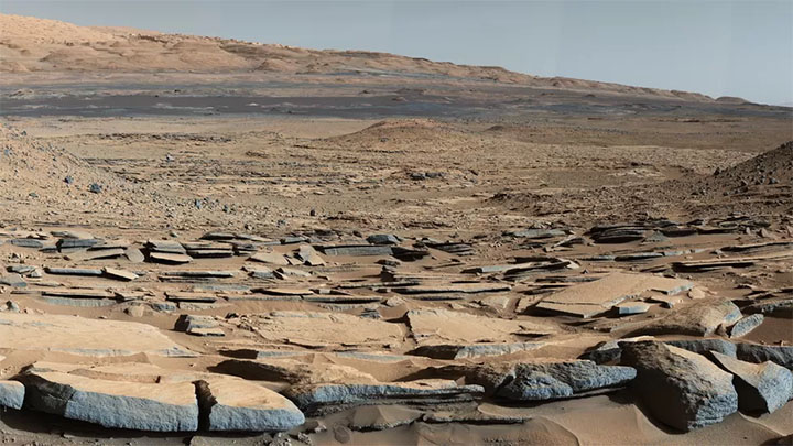 Marsi pinnas. NASA. Marsikulgur Curiosity pildistatud foto. Foto on tehtud Gale'i kraatrist ja fotol on näha erinevad hüdreeritud mineraalid, mis on üks tõenditest, et Marsil voolas kunagi vesi ja ühtlasi Marss võis olla vägagi elusõbralik planeet. Tänaseks on Marsi atmosfäär suuremal määral päikesetuulte ja kosmilise kiirguse poolt ära uhutud ja selle tulemusena vesi aurustunud. 
