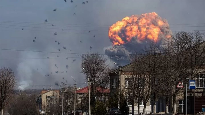 Ukraina relvajõudude laskemoonalao kohal võis neljapäeval näha tohutut suitsupilve lainetamas