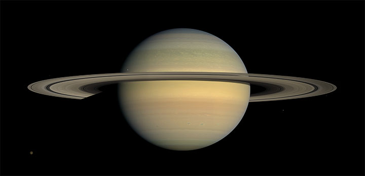 Saturn ja tema imelised rõngad. Rõngad koosnevad peamiselt jääst ja kividest ning NASA Cassini Missioni tulemusel saadud andmete põhjal kaovad rõngad varsti - mõnesaja miljoni aasta pärast. Kosmilisel ajaskaalal on tegu üpriski lühikese ajaga. Foto all vasakus ääres olev punkt on Saturni kuu Titan. Kokku on Saturnil teada kuni 145 erinevat kuud. 