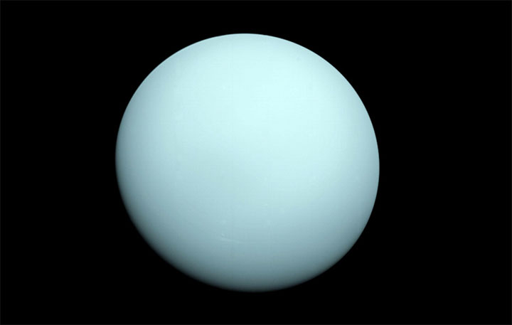 Uraan. Helesinine värvus tuleb metaanigaasist atmosfääris. Lisaks eriline planeet, kuna kui kõik teised Päikesesüsteemid planeedid pöörlevad ümber oma telje vertikaalselt või väikese kalde all, siis Uraani kujutletav telg on horisontaalne. Piltikult öeldes pöörlevad teised planeedid kui vurr või baleriin ümber oma vertikaaltelje, siis Uraan kui ratas ümber horisontaaltelje. 
