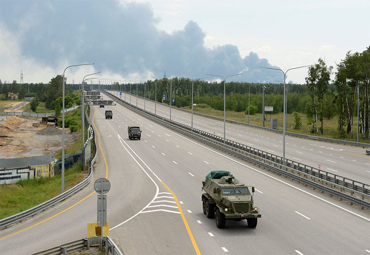 Wagneri peamine kolonn M4 maanteel liikumas Moskva suunas.
