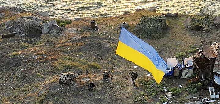 Ukraina sõdurid tõstmas lippu kurikuulsal Ussisaarel.