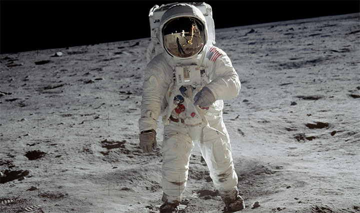 Sellel fotol, mille tegi 1969. aastal astronaut Neil Armstrong, on kujutatud astronaut Buzz Aldrini Apollo 11 missiooni ajal Kuul kõndimas. 